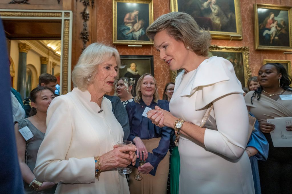 Plano medio de la Reina Camilla con Matilde de Bélgica