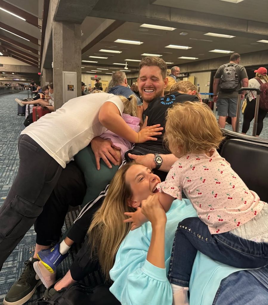 Luisana Lopilato y Michael Bublé con sus hijos