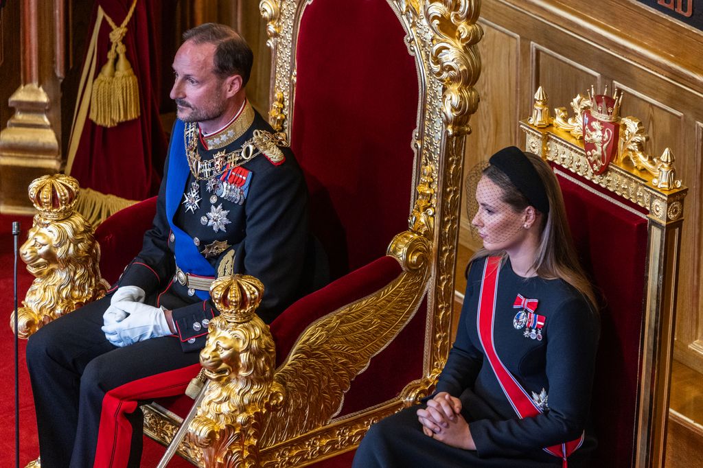 Junto a su hija, la princesa heredera Ingrid Alexandra, el rey Haakon prestó juramento ante el Parlamento de Noriega.