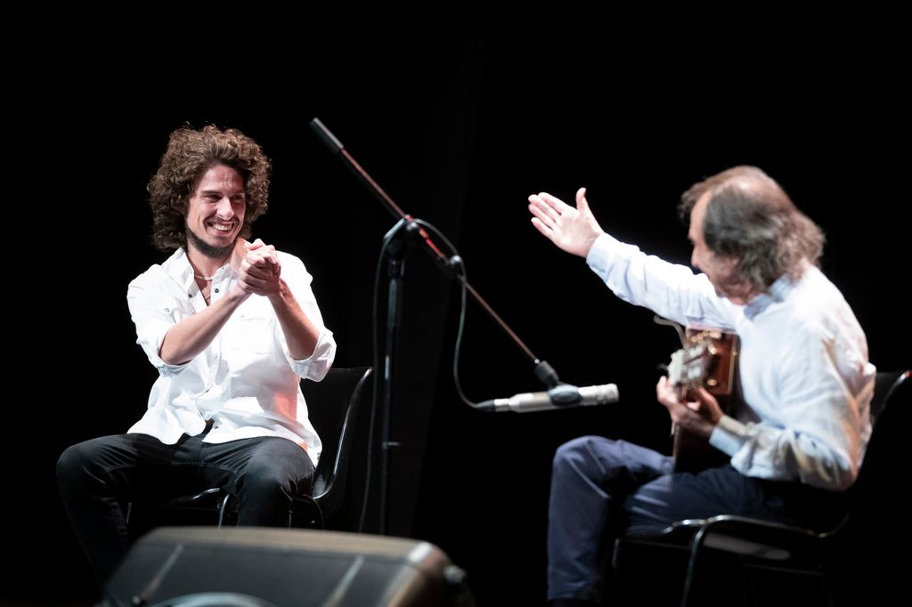 Kiki Morente y Pepe Habichuela actuando juntos en octubre de 2021 en un concierto en Madrid