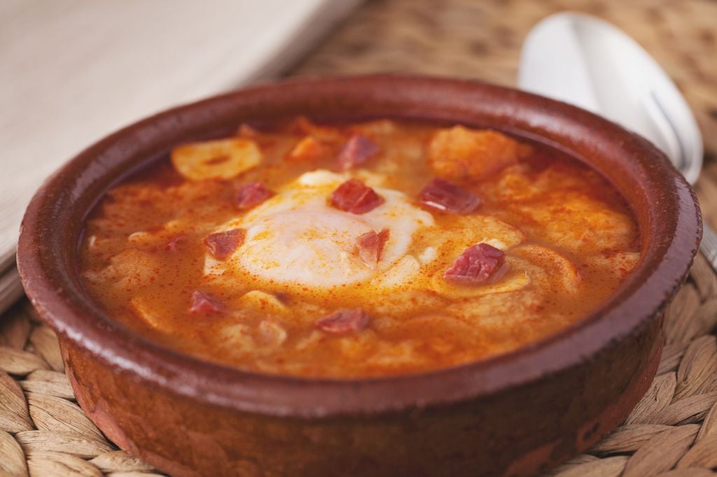 Sopa castellana en cazuela de barro
