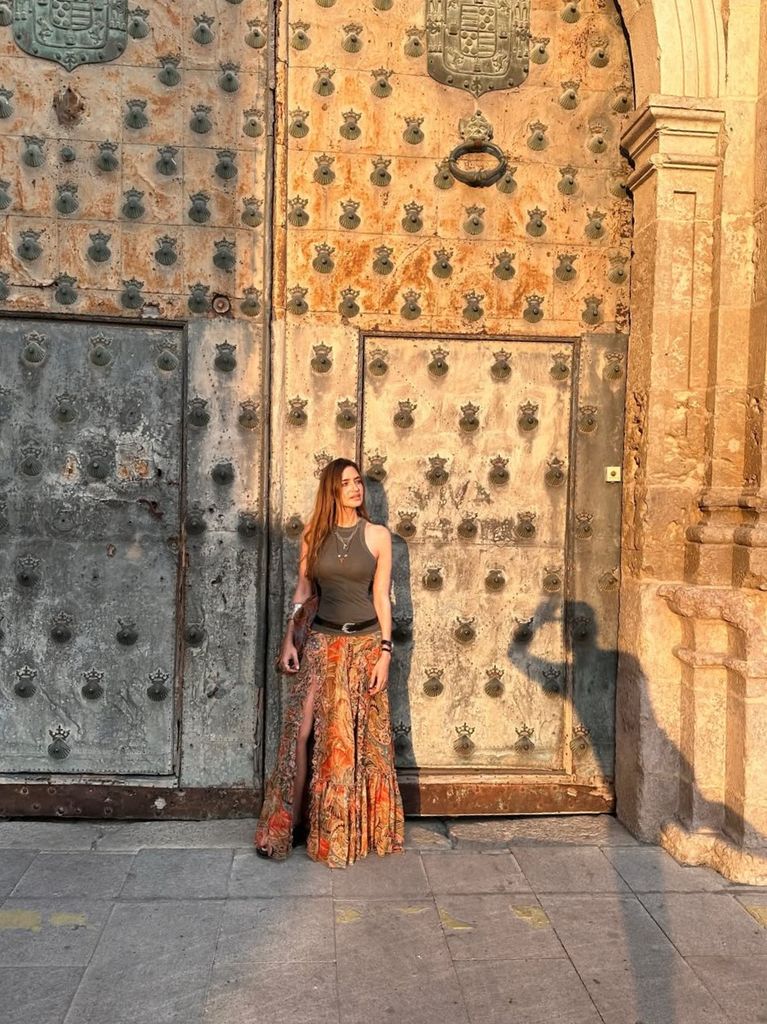 Sara Carbonero con look bohemio en Cuenca.
