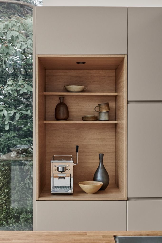Cocina con muebles con acabado cashmere y madera. 