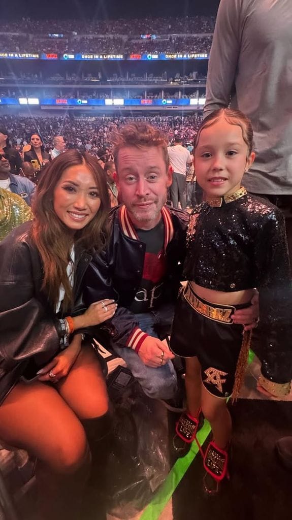 María Fernanda con Macaulay Culkin y su pareja Brenda Song en el Allegiant Stadium.