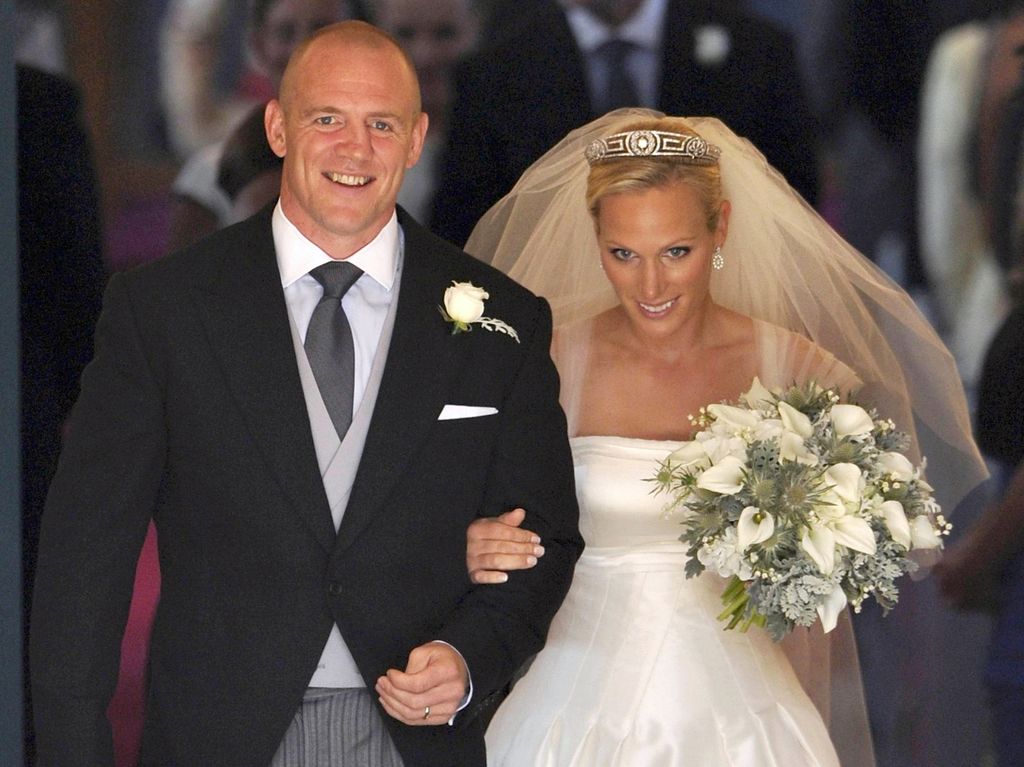 Zara Phillips y Mike Tindall abandonan la iglesia tras celebrar su boda en Edimburgo (julio de 2011).