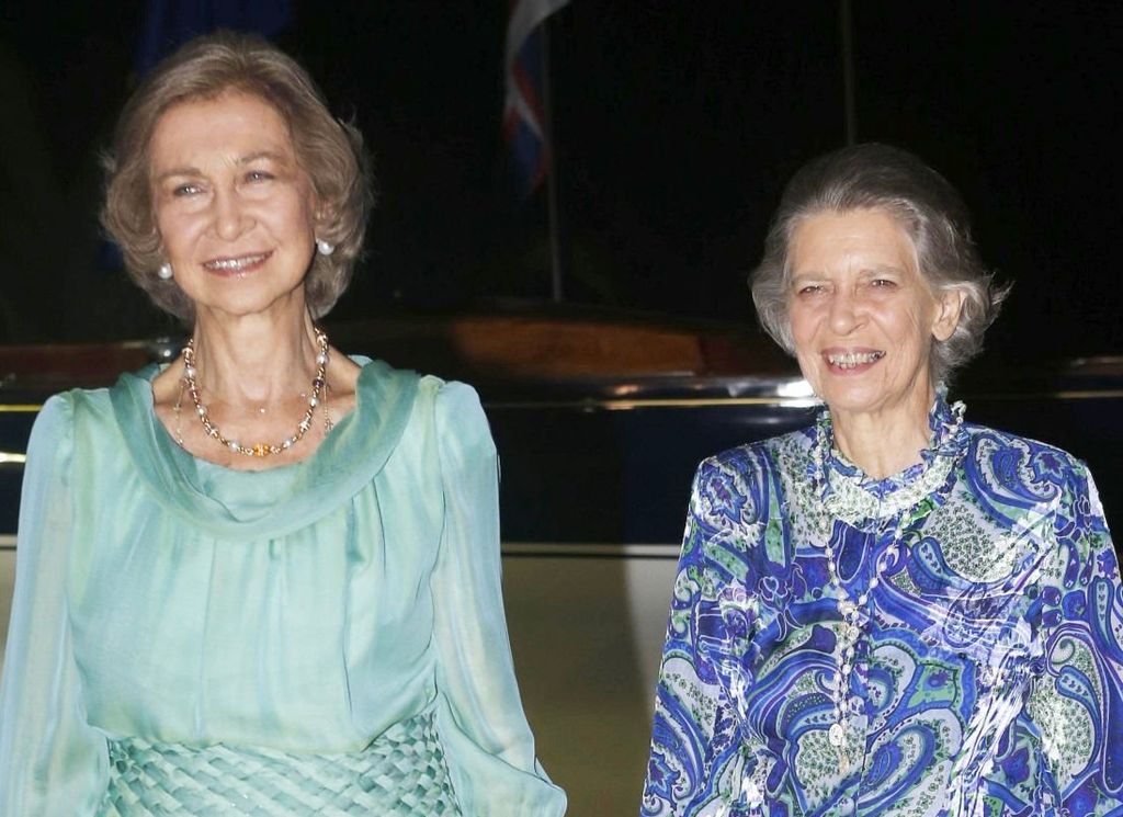 La reina Sofía, acompañada por Irene de Grecia, junto a su collar más especial