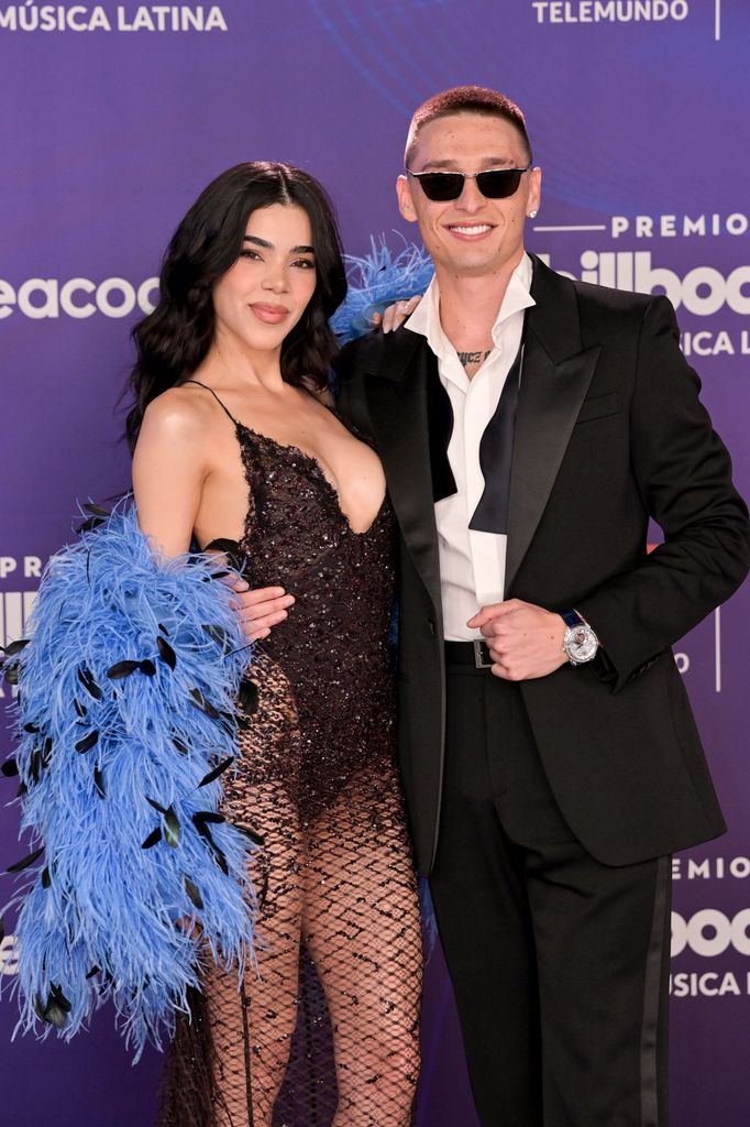 Kenia Os y Peso Pluma roban miradas en la alfombra azul de los premios Billboard.