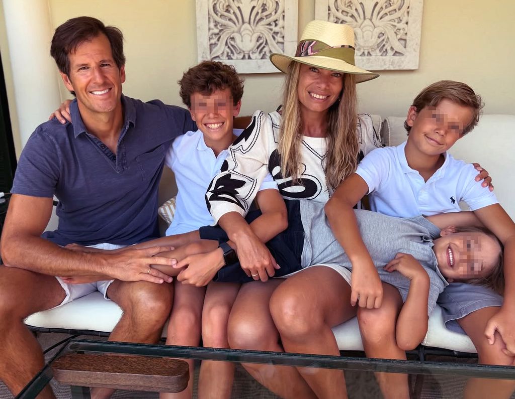 Carla Goyanes, con su familia