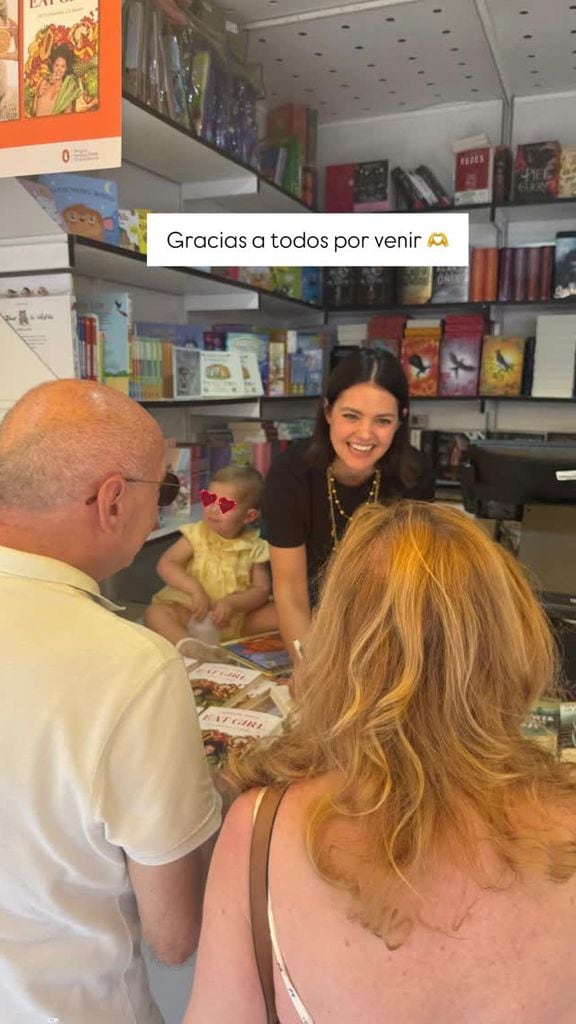 Isabelle Junot en la Feria del Libro con su hija