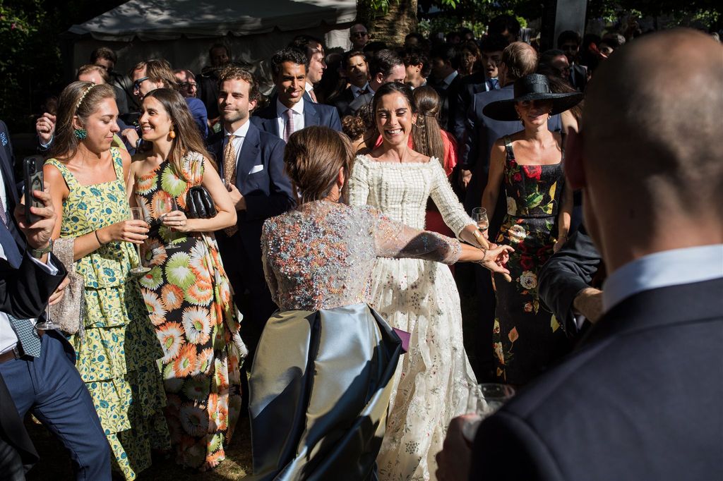 Novia bailando con sus invitadas
