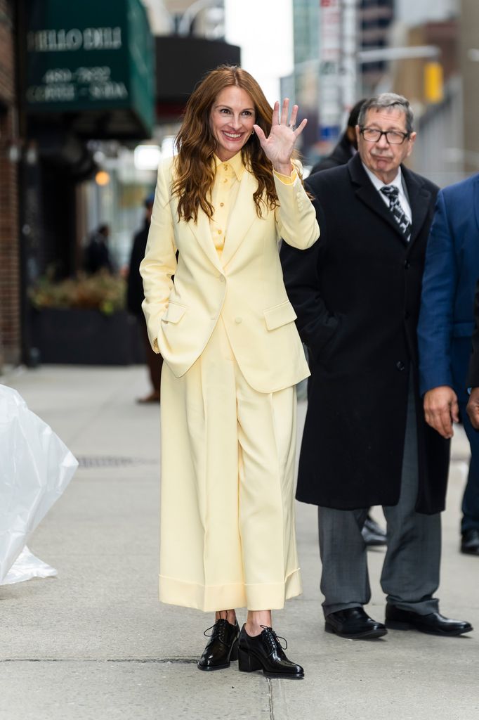Julia Roberts con traje amarillo en Nueva York, 2022.