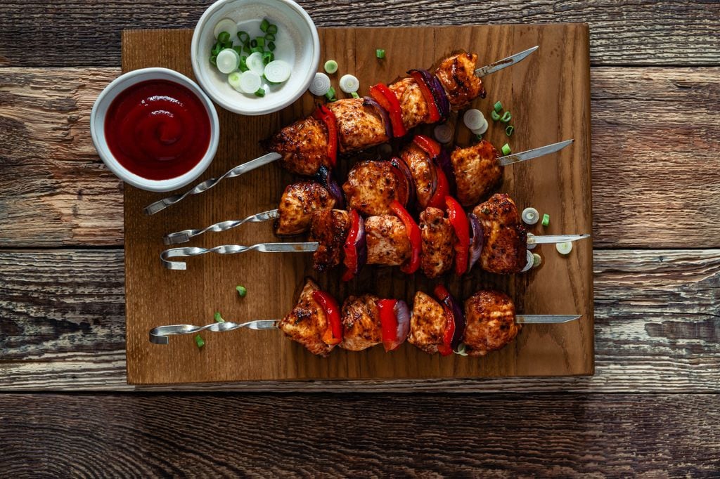 Los palos de brocheta pueden ser metálicos, de madera o de bambú.