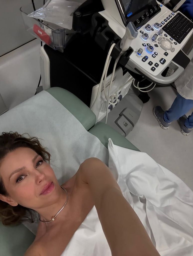 "Octubre es el mes de la acción contra el cáncer de mama, y me uno a American Cancer Society para apoyar a quienes más lo necesitan", escribió la cantante.