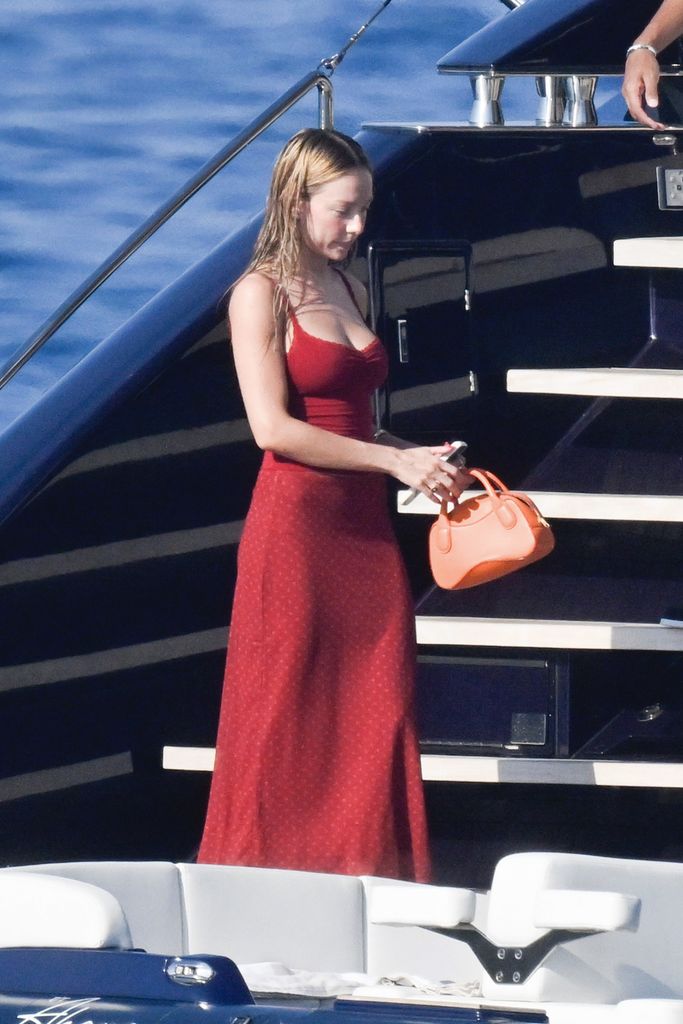 Ester lució guapísima con un conjunto rojo de top y falda.