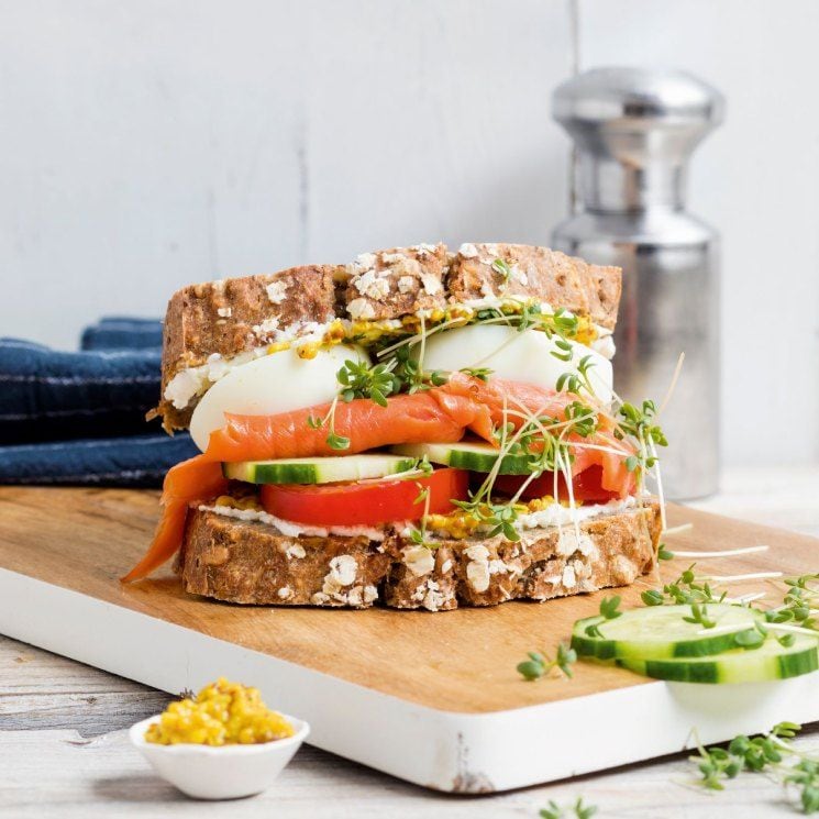 Sándwich de salmón ahumado con huevo
