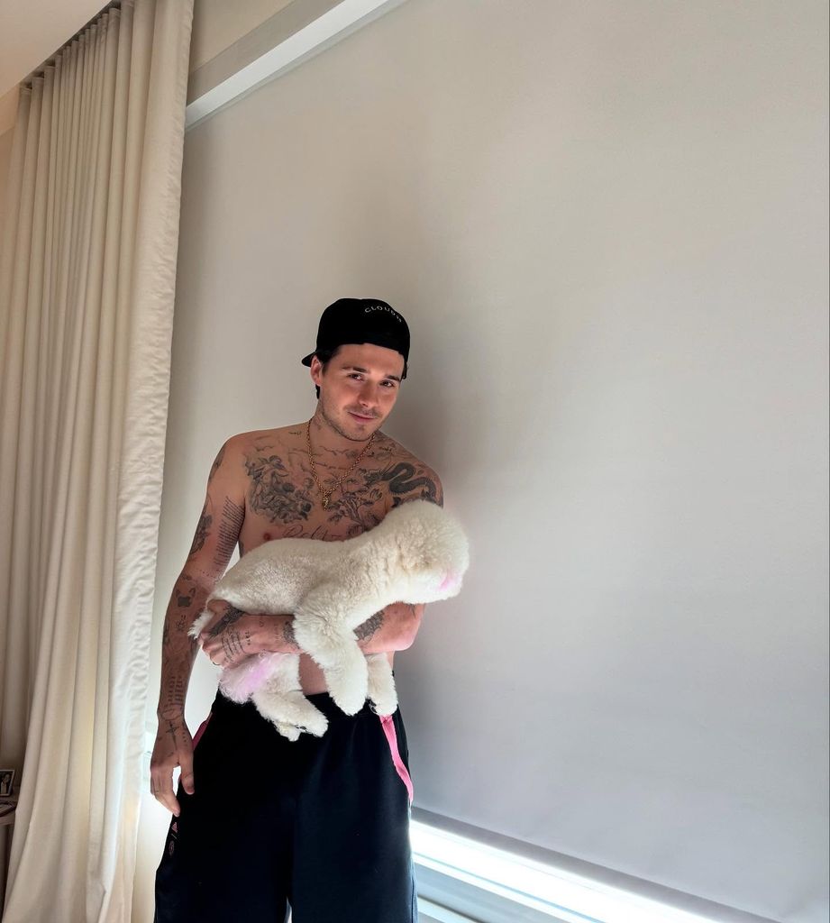 Brooklyn Beckham publicó esta foto el 15 de febrero de 2025, dejando ver sus nuevos tatuajes.