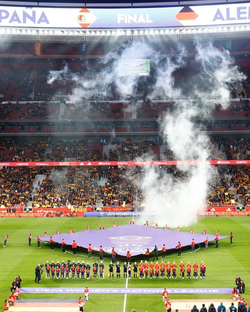 El Rey entrega el trofeo de la “UEFA Women’s Nations League” a la capitana de la Selección Española Femenina de Fútbol, Irene Paredes, y felicita a todo el equipo por su victoria en la final frente a la selección alemana.