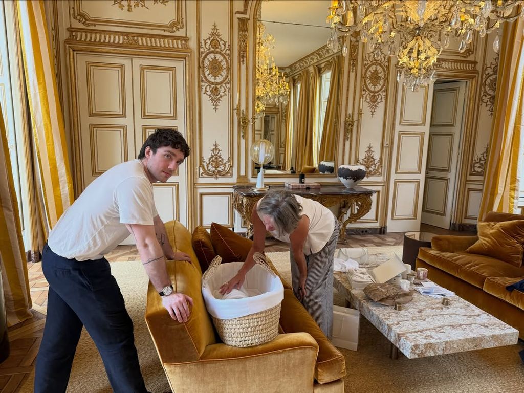 Esta foto al parecer muestra a Dorothée Lepère, madre de Francois Pinault Jr, junto a su nuevo nieto.