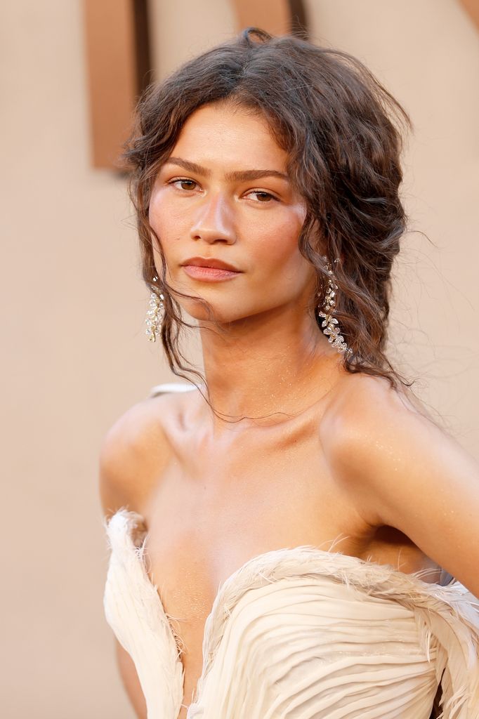 Zendaya fue a la premier de La Odisea en un maquillaje bronceado y libre de rímel.
