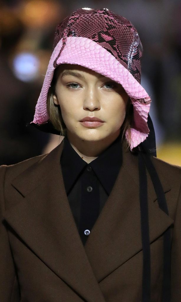 gigi hadid en el desgile de prada confirma la tendencia de maquillaje para verano
