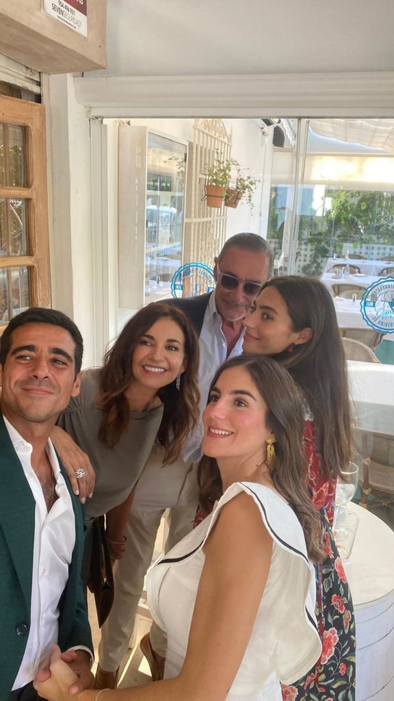 Alberto Herrera y Blanca Llandres celebran su pedida de mano junto a sus familiares y amigos más cercanos 