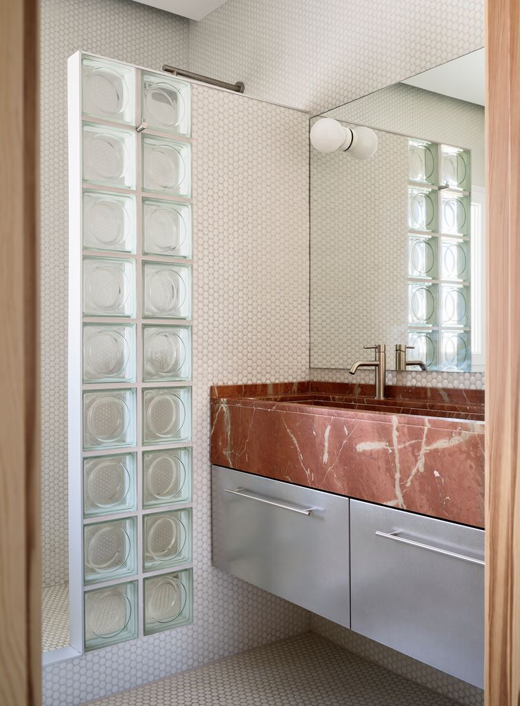Baño con tabique de pavés