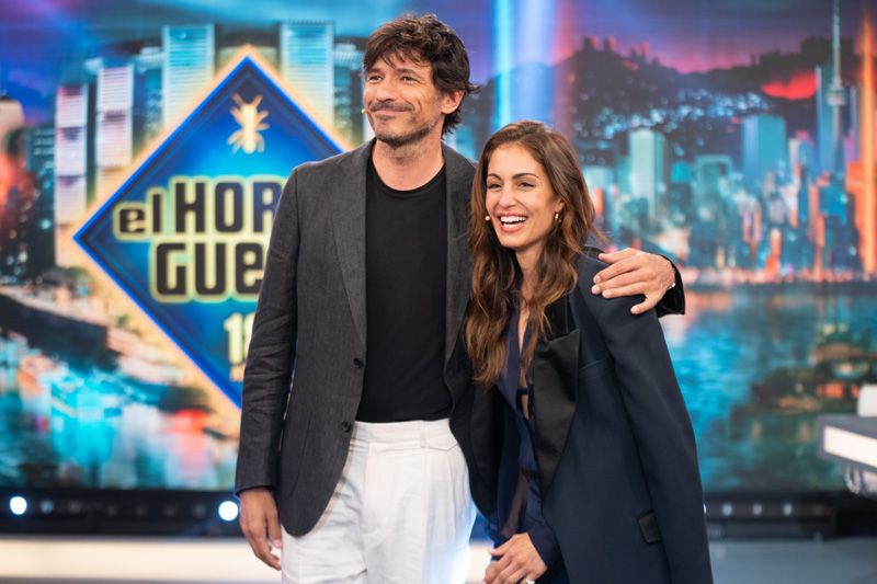 Hiba Abouk crea el look con transparencias que sí podemos llevar a la oficina
