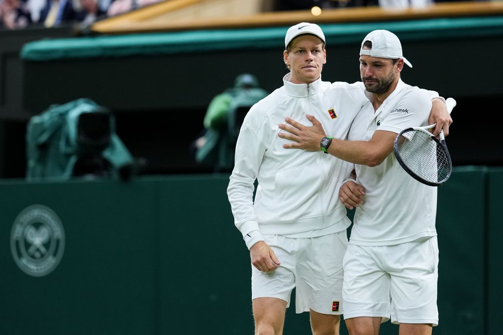 A la izquierda, Jannik Sinner acompañando a Grigor Dimitrov, luego de que este se retirara del partido por una lesión.