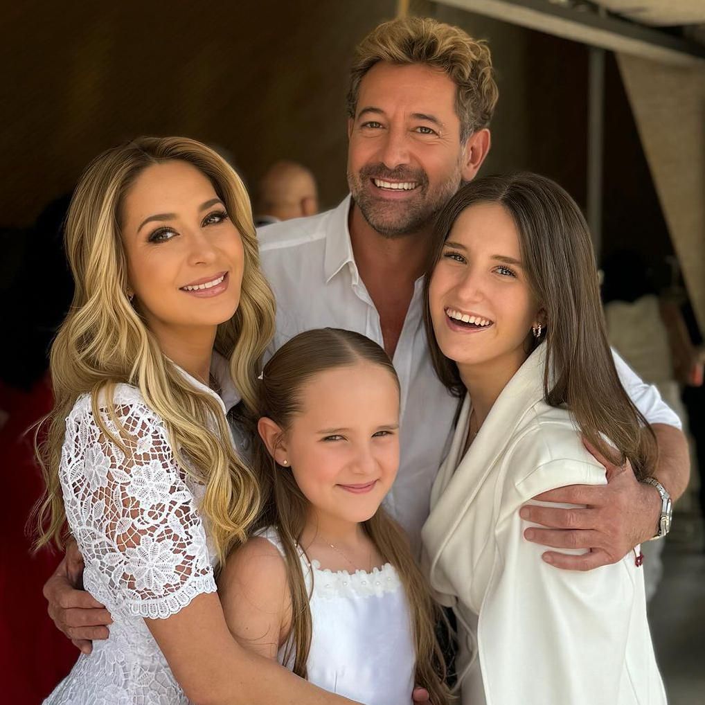 Geraldine Bazán y Gabriel Soto con sus hijas