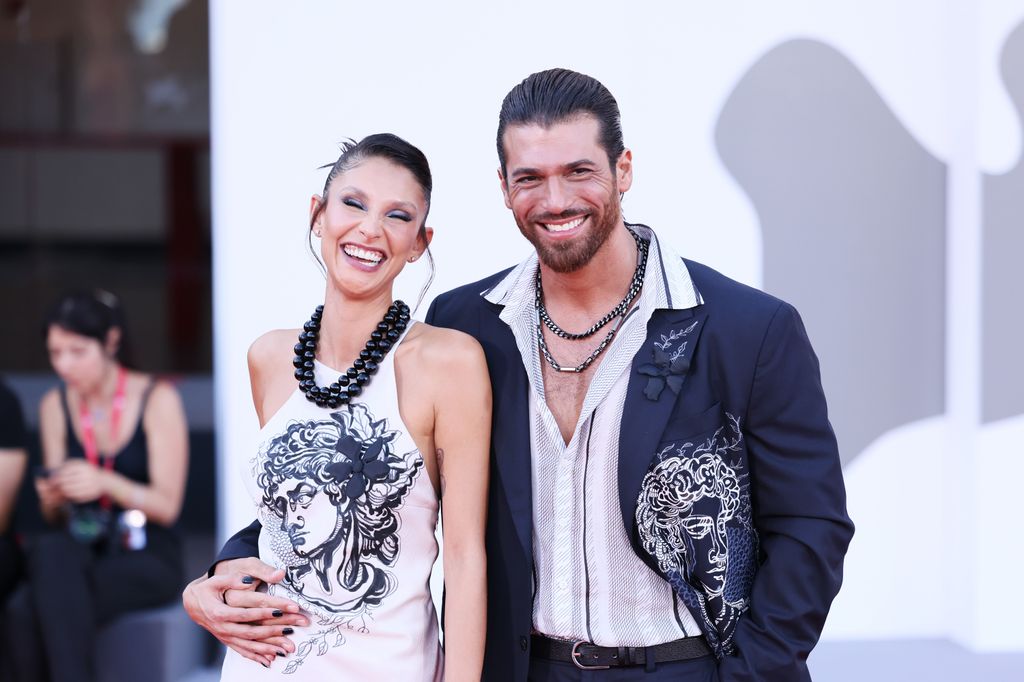 Can Yaman en el festival de Venecia, junto a su pareja, la dj Sara Bluma