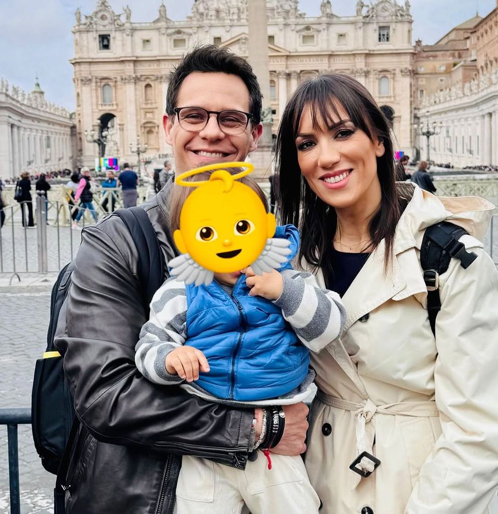 Christian Gálvez y Patricia Pardo con su hijo Luca en El Vaticano
