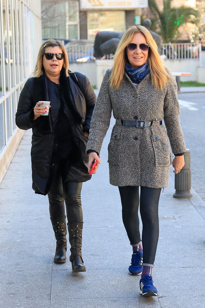 Plano entero de Belén Rodríguez y Terelu Campos en Madrid