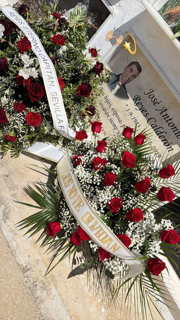 Las dos coronas junto a la tumba del deportista