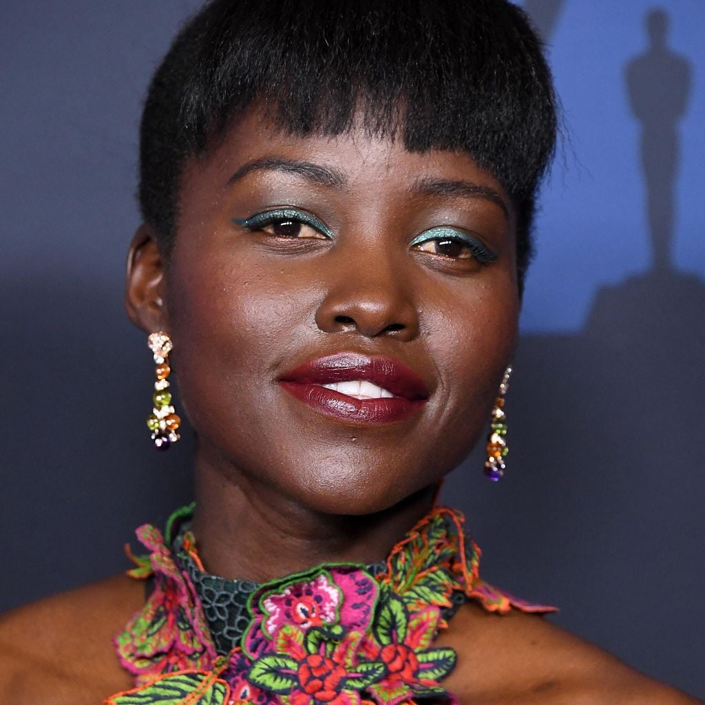 lupita nyong 39 o se suma a la tendencia de maquillaje metalizado