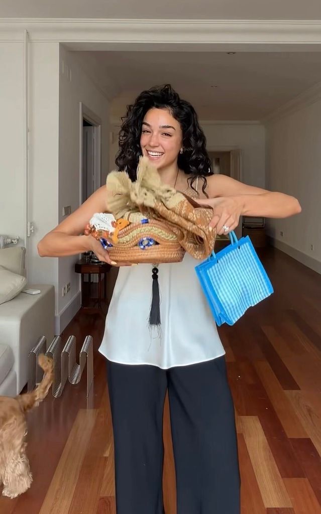 Ale Capetillo, feliz con sus compras de México.
