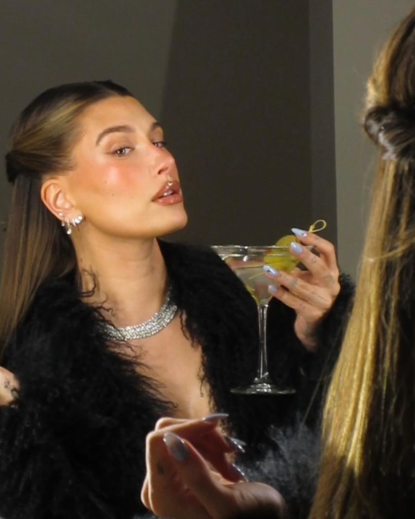 Hailey Bieber vestida de negro con un Martini