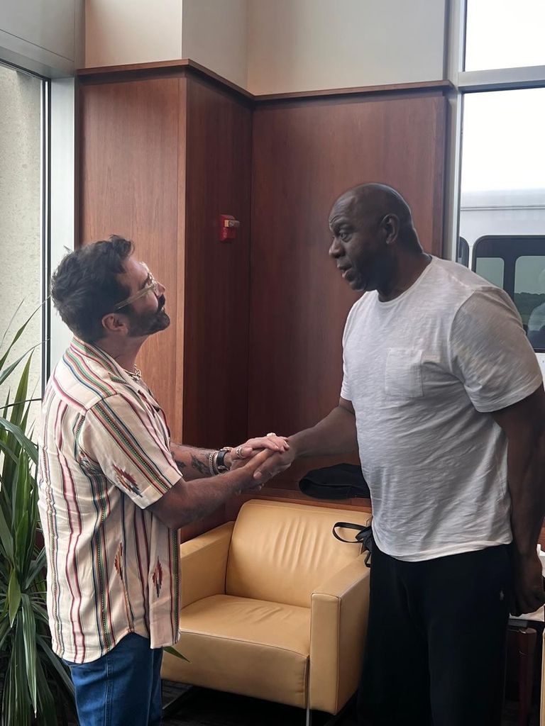 En este tour, Alejandro Fernández tuvo el placer de conocer a una de las grandes leyendas del baloncesto, Magic Johnson.