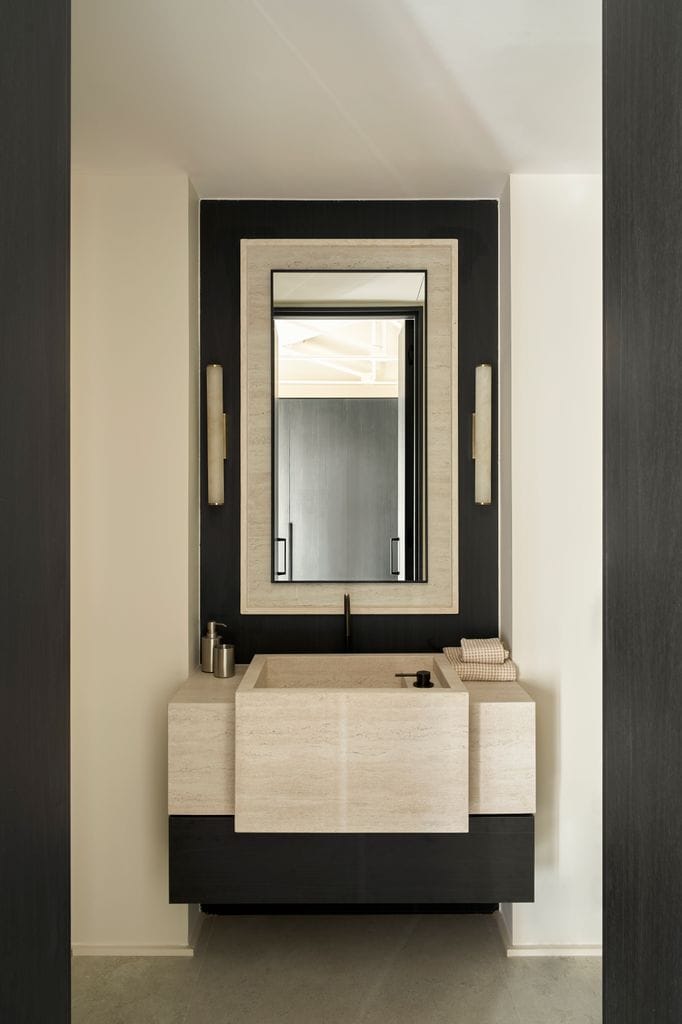 Baño moderno en mármol y color negro