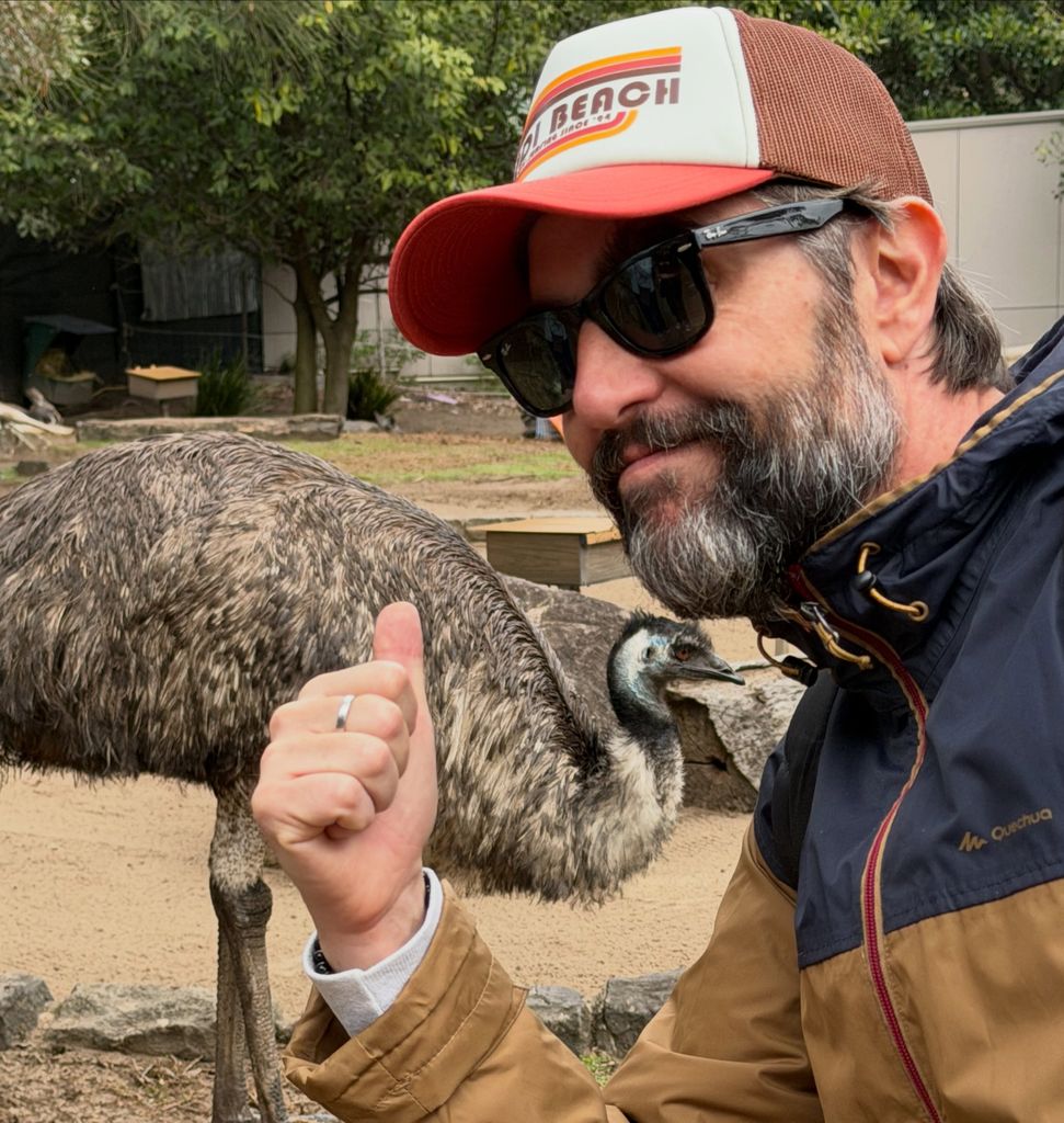 Dani Mateo posa divertido con un emú, una gran ave no voladora originaria de Australia