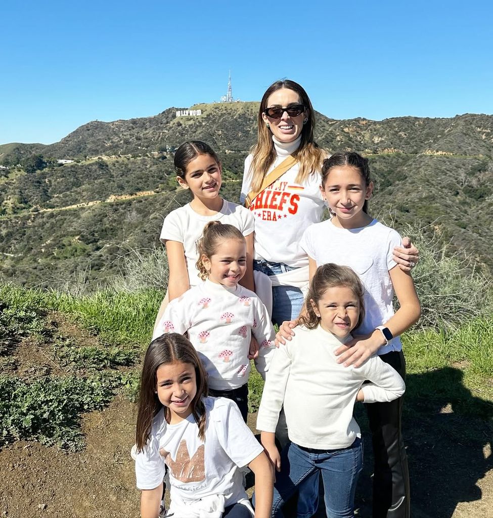 Jacky Bracamontes y sus cinco hijas