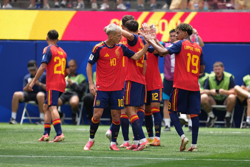 Dani Olmo y Lamine Yamal celebran el segundo gol de España ante Austria en los dieciseisavos de final