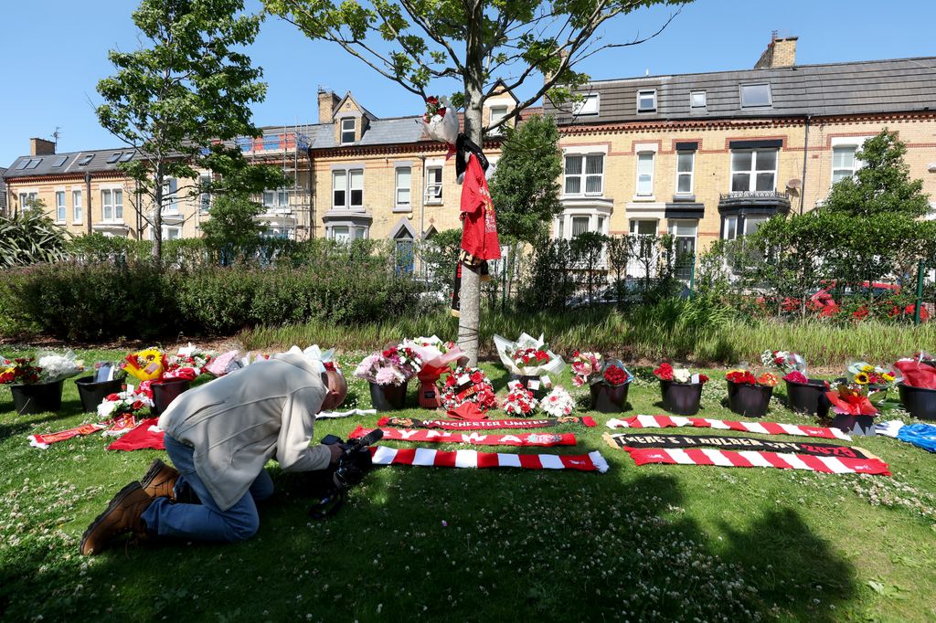Docenas de fanáticos han pagado homenajes y homenajes al jugador de Liverpool en las cercanías de Anfield. 