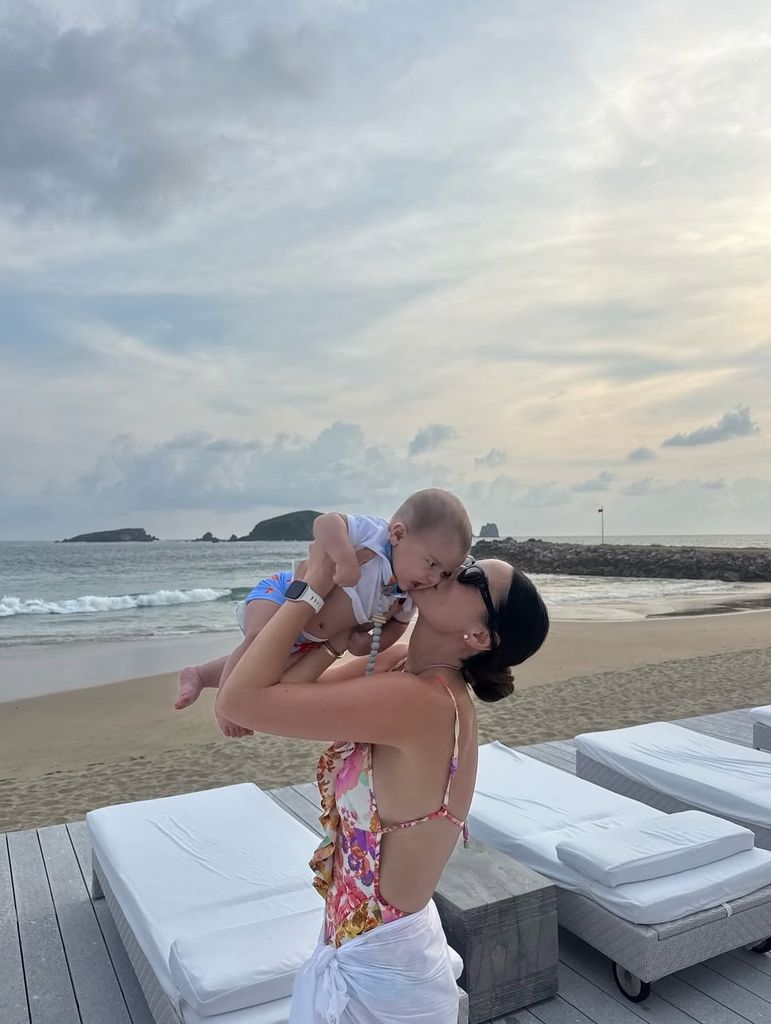 Ximena con su hijo Santiago en los brazos.