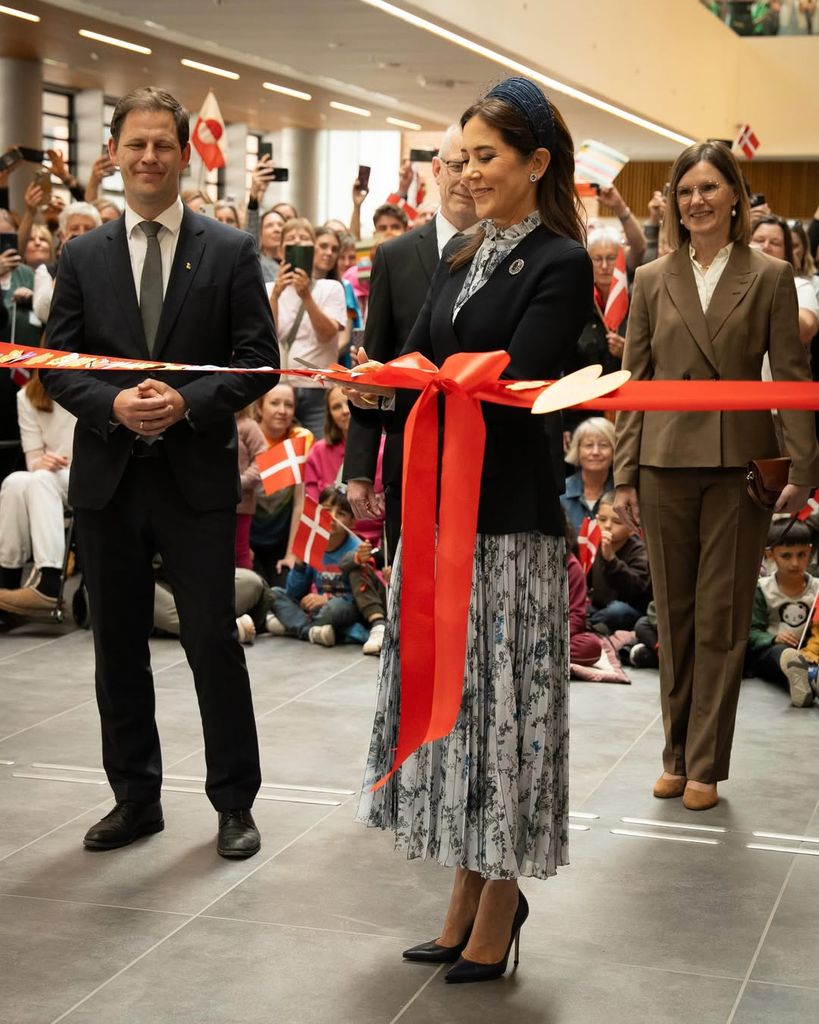 Mary de Dinamarca con un vestido de flores plisado y diadema