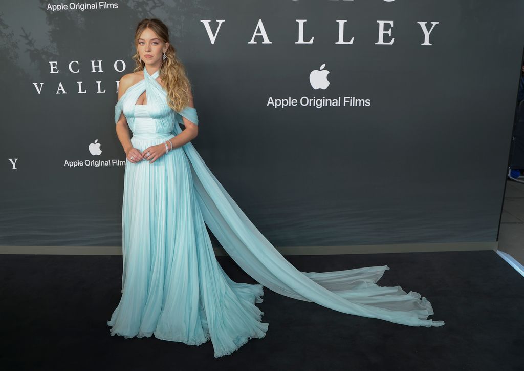 El tono del vestido contrasta de manera favorecedora con su tono de piel.