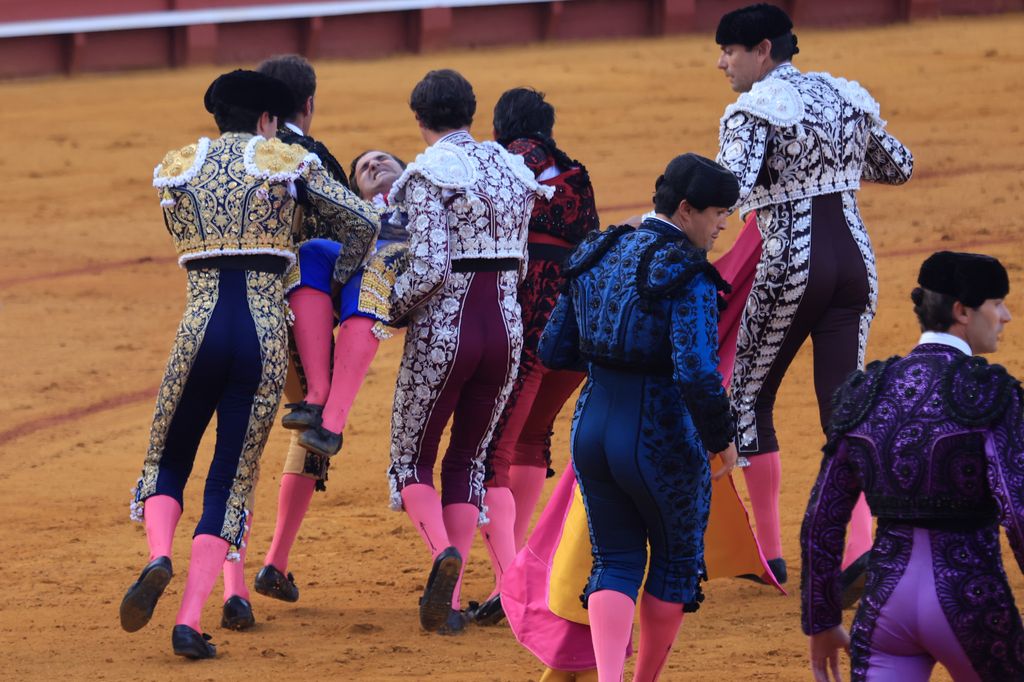 Morante de la Puebla sufre una grave cornada en Sevilla. 20 de abril de 2026