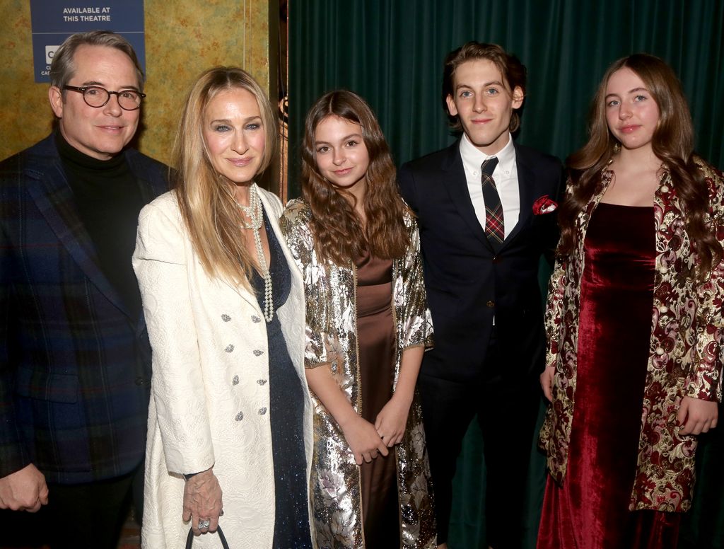 Sarah Jessica Parker y Matthew Broderick en un evento con sus hijos James Wilkie, Tabitha y Loretta en diciembre de 2022