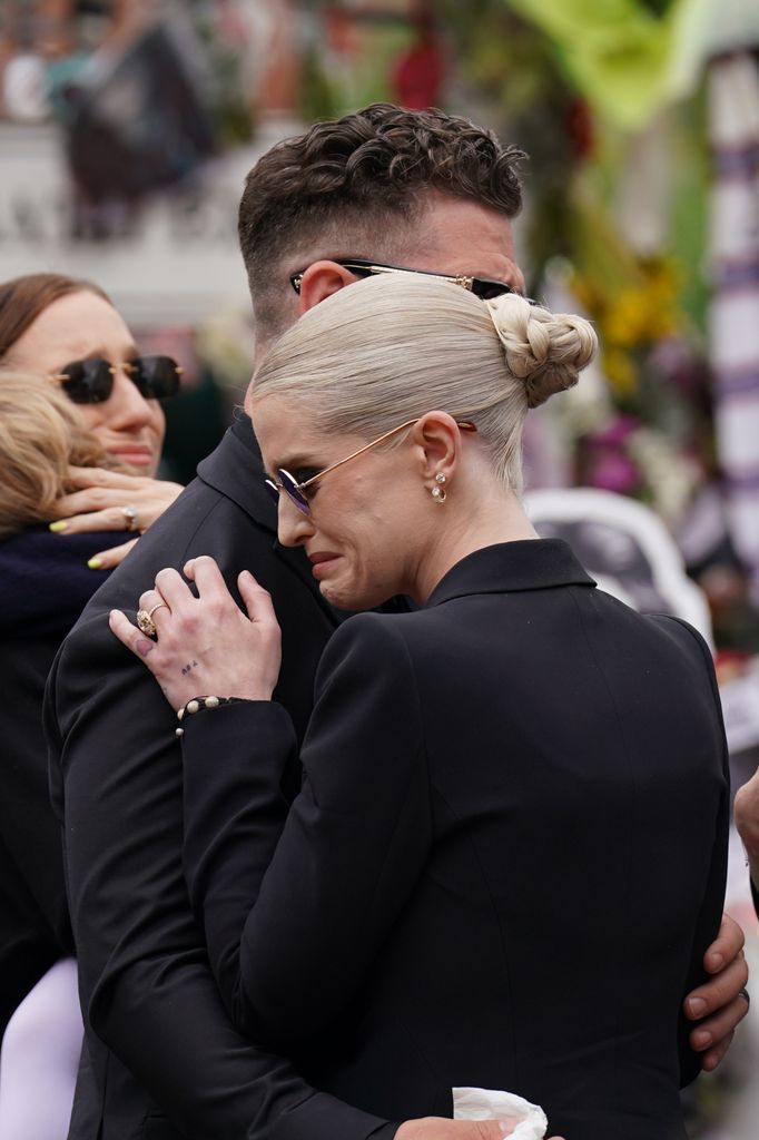 Kelly y Jack Osbourne compartieron un abrazo en medio del cariño de la gente 