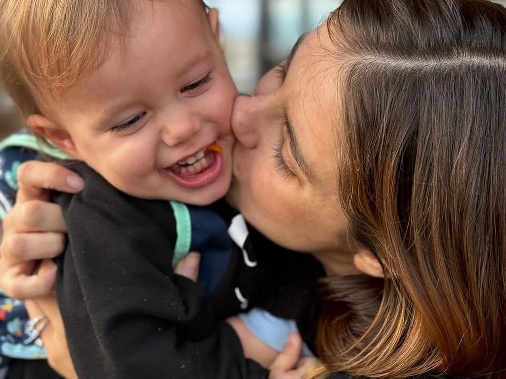 Michelle Renaud junto a su hijo Milo.