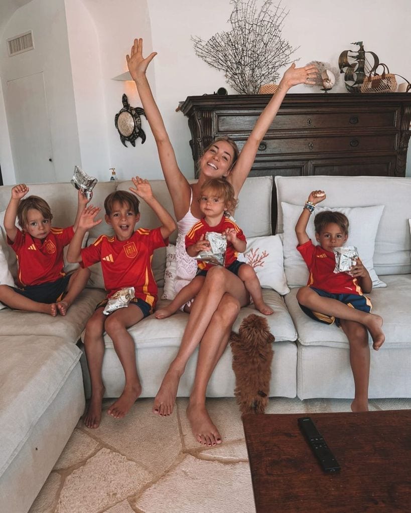 Alice Campello y sus cuatro hijos